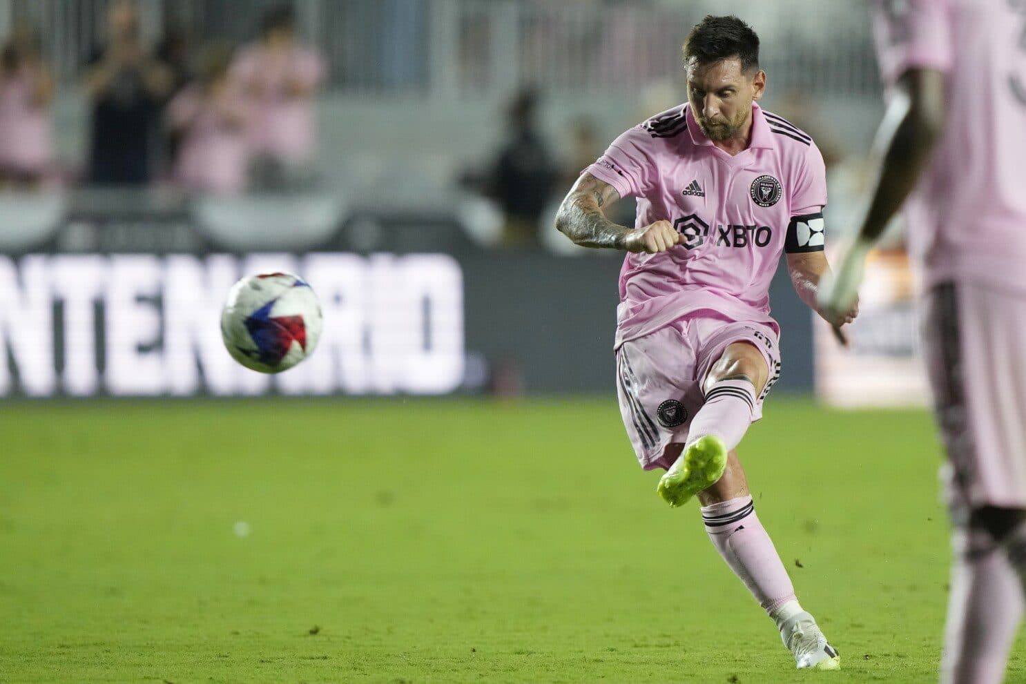 Lionel Messi gets raucous welcome at Inter Miami debut match