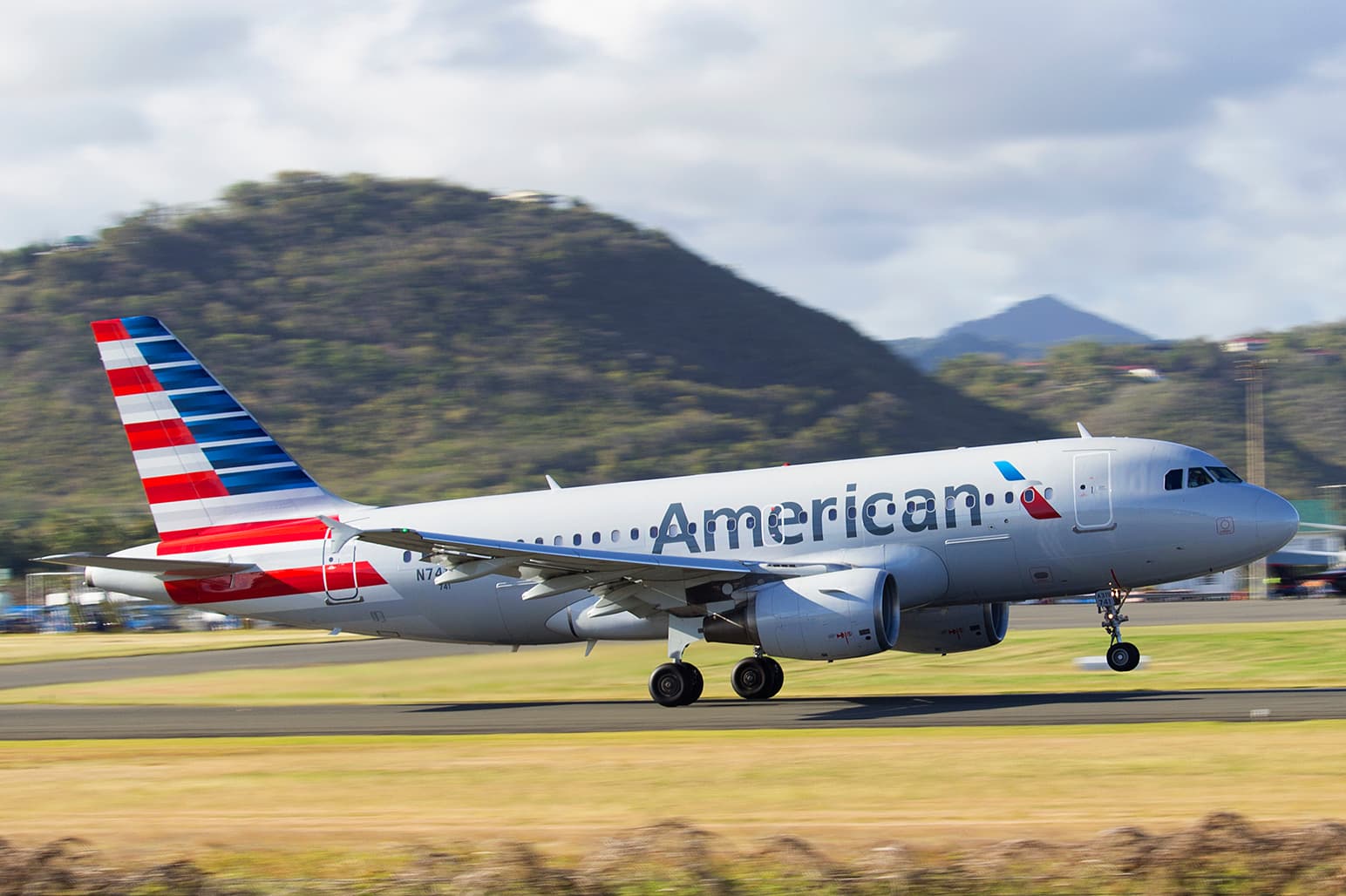 American Airlines employee hospitalized following attack on plane in Miami