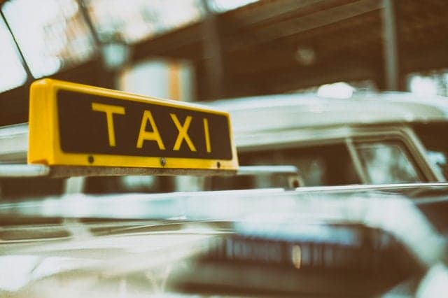 Jamaicans cautioned to be careful of robbers posing as taxi men