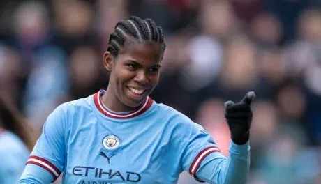 Shaw brace keeps Man City in title hunt