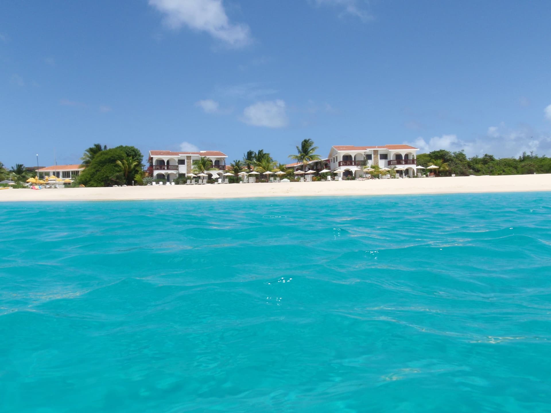 What strategies lower costs for beach getaways?