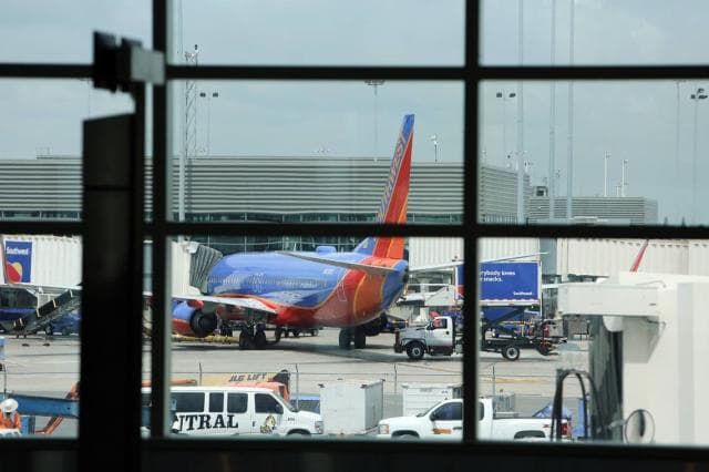 Man detained following bomb threat at FLL
