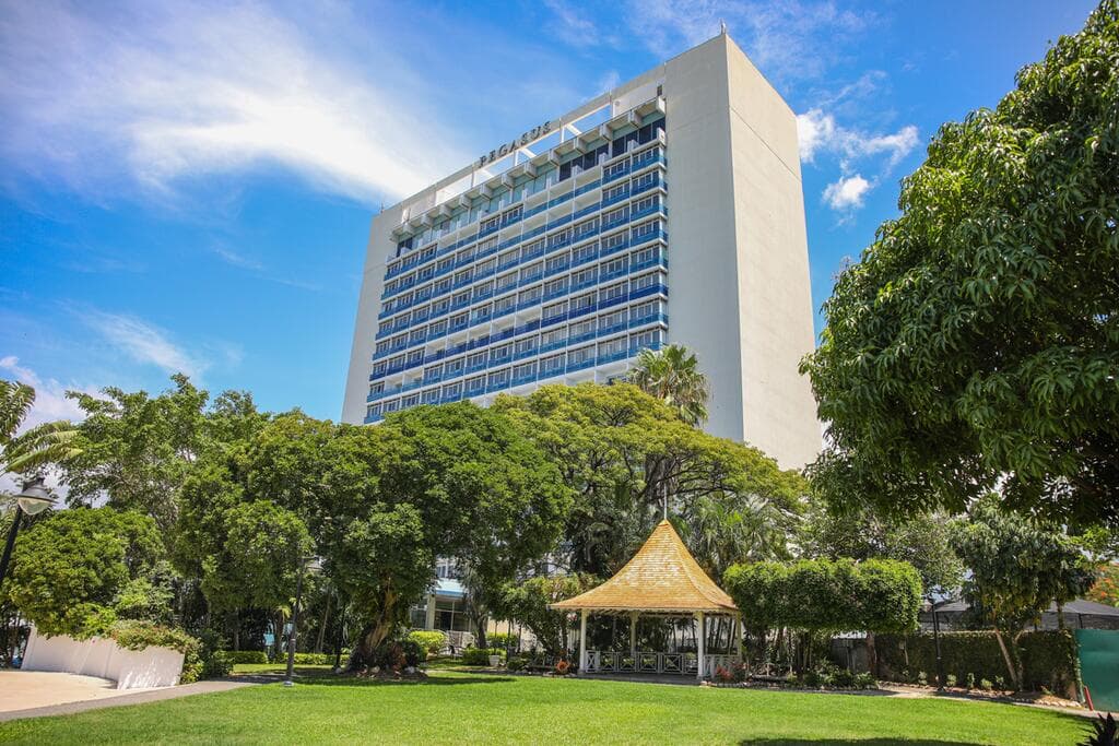Jamaican Hotel Invites Guests To  Work And Vacation In Kingston