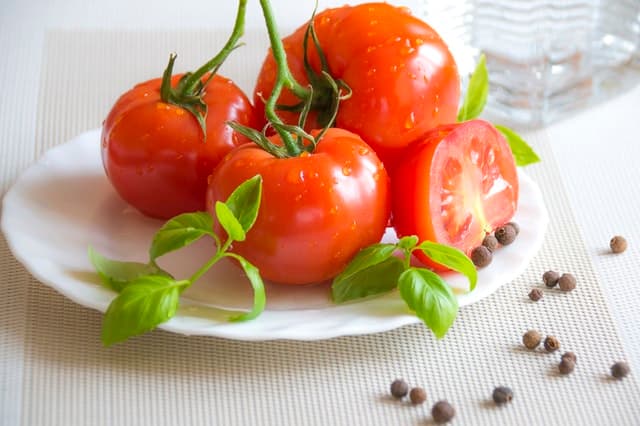 Diet Rich in Tomatoes decreases skin cancer