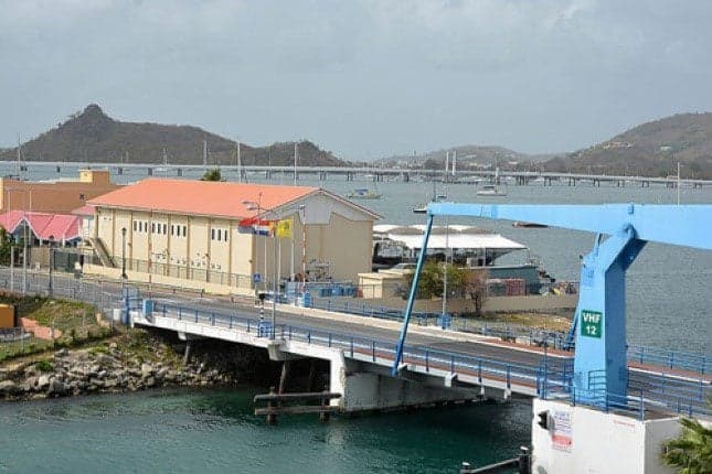 St Maarten police issues warning following man’s reckless jump off Simpson-Bay Bridge