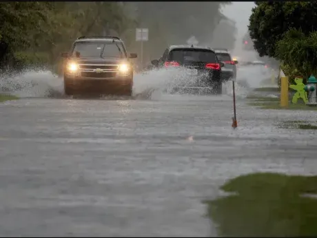 Florida cleans up after deluge strands cars, closes airport