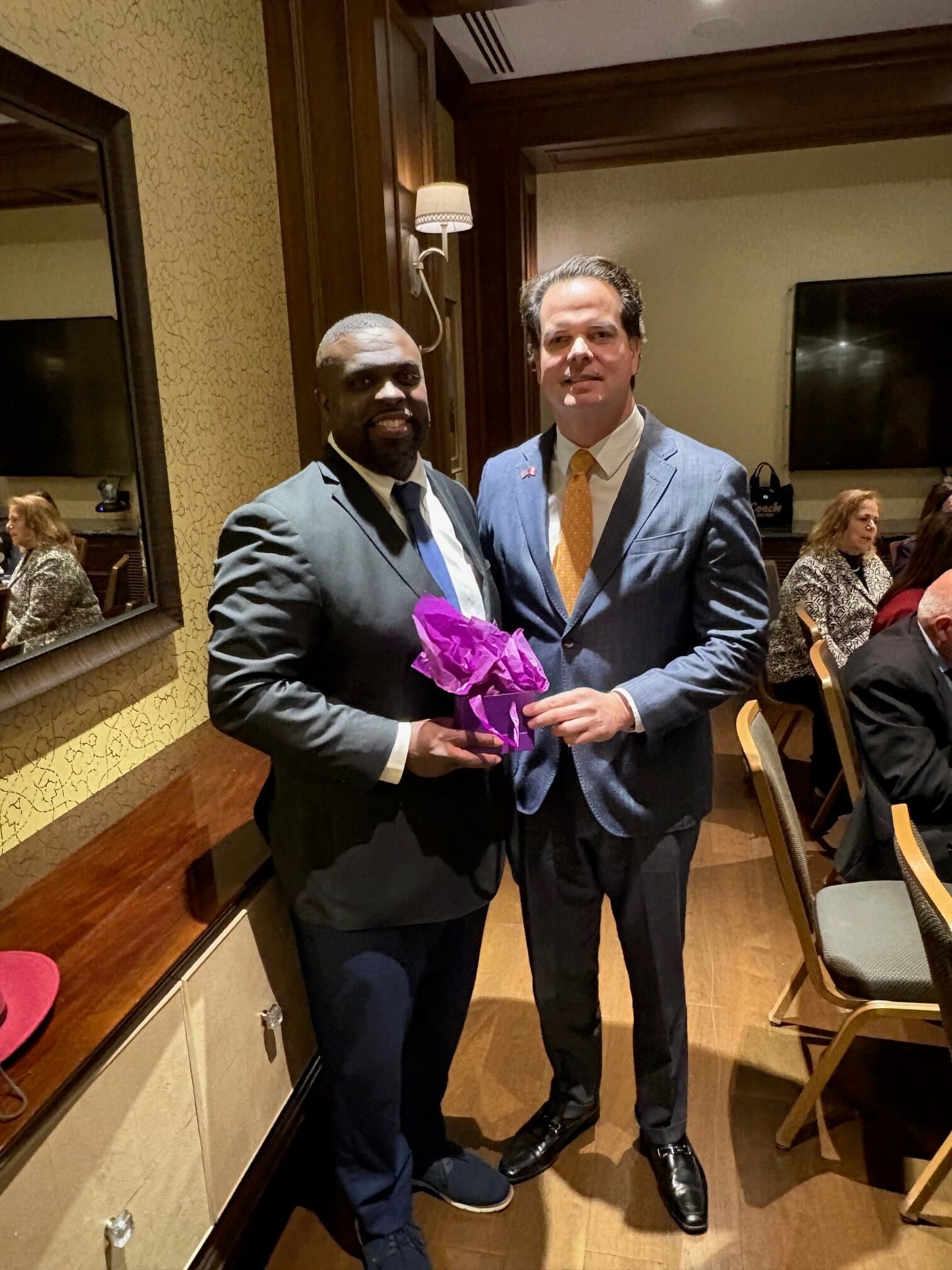 Peru’s Ambassador recognizes Bahamian-American trade leader for Miami roundtable