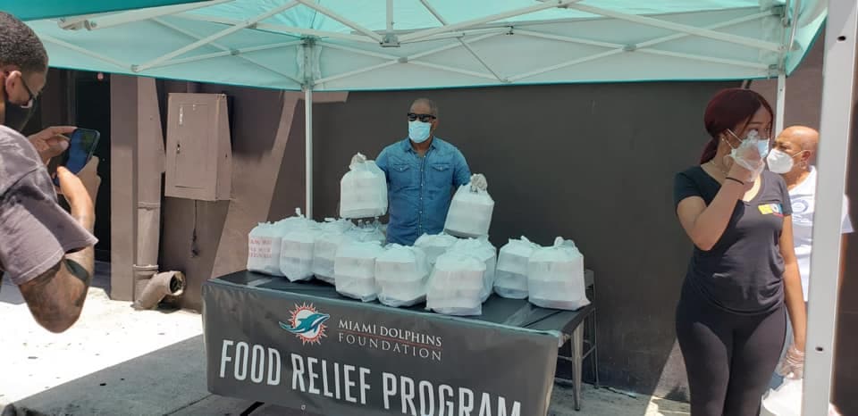 MDCPS Vice-Chair, Dr. Steve Gallon III and the Miami Dolphins Foundation Distribute 1000 Meal