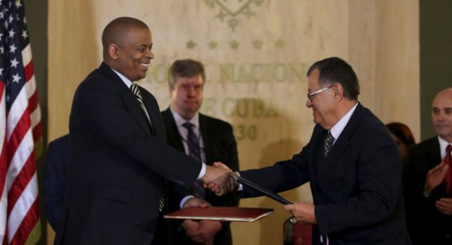 US Secretary of Transportation Anthony Foxx (left) with Cuban counterpart Adel Rodriguez