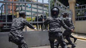 Police scramble to enter the ministerial premises after a friend of Orlando Jorge Mera shot and killed him in his office