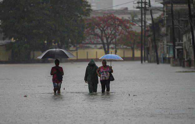 Heavy rain hits Florida, flooding strands Miami vehicles