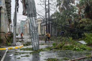 US offers hurricane assistance to Cubans amid blackouts
