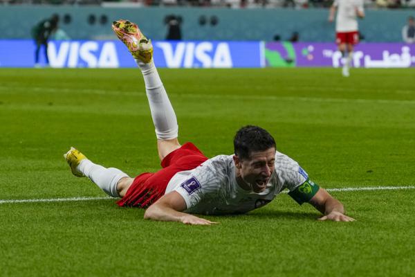 Lewandowski scores at World Cup, Poland beats Saudis 2-0