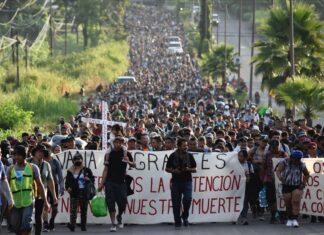 5,000 migrants, including Cubans and Haitians, embark on journey to the US-Mexico border