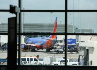Man detained following bomb threat at FLL fll airport