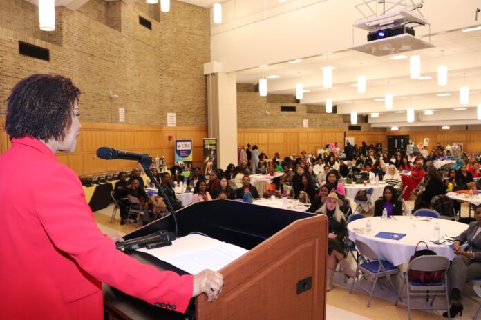 PHOTO ! Ambassador delvers address Audrey Marks