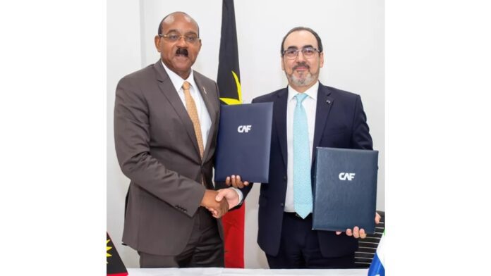 Antigua and Barbuda Prime Minister Gaston Browne with CAF's Executive President, Sergio Díaz-Granados.