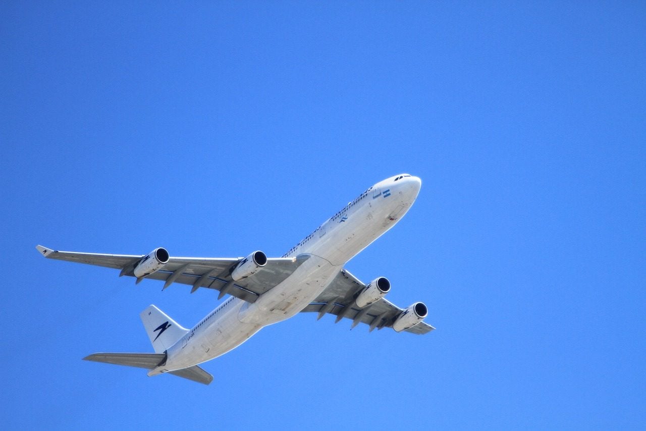 10 rescued after Bahamas-origin plane crashes off Florida coast