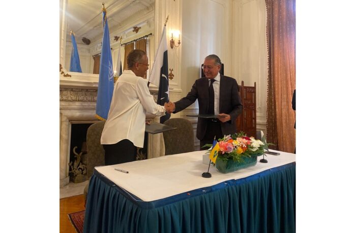 Ambassador of Saint Vincent and the Grenadines to the United Nations; Inga Rhonda King, and Ambassador of the Islamic Republic of Pakistan to the United Nations; Munir Akram. (Photo credit Ministry of Foreign Affairs and Foreign Trade/Facebook)