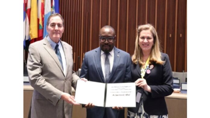 Haitian Doctor Jean-Patrick Alfred receives PAHO award