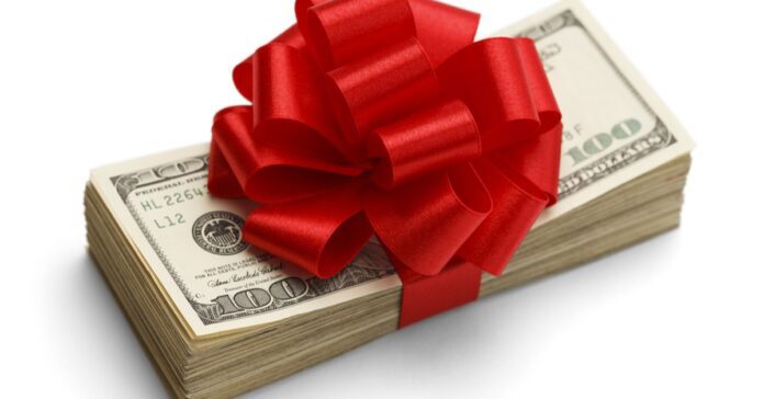 Cayman Islands to Give Public Sector Employees US $2,000 Christmas Bonus