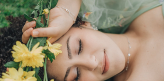 Do fresh flowers improve mood and sleep?