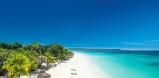 ‘100% illegal’: Jamaican hotelier slams fence blocking Seven Mile Beach access for residents