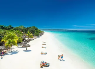 ‘100% illegal’: Jamaican hotelier slams fence blocking Seven Mile Beach access for residents