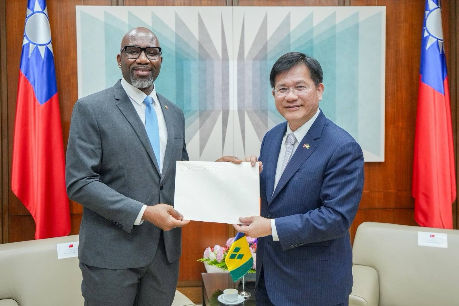 Saint Vincent and the Grenadines envoy presents credentials in Taiwan